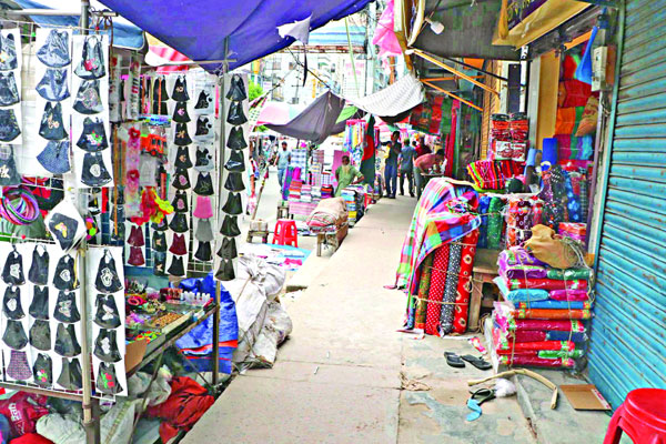 দখল হয়ে গেছে সুন্দর ফুটপাত