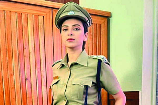 পুলিশের পোশাকে ভাইরাল মিম