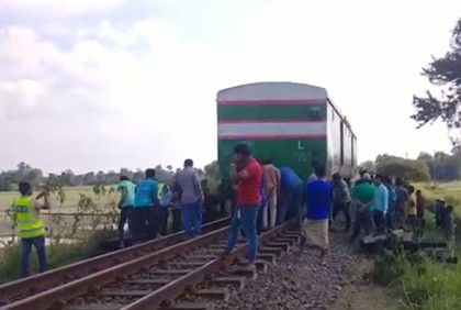 রংপুর এক্সপ্রেসের লাইনচ্যুত বগি ৯ ঘণ্টা পর উদ্ধার 
