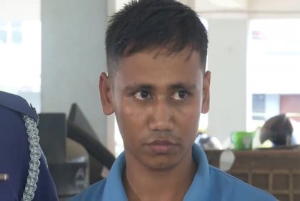 রোহিঙ্গা ক্যাম্পে অস্ত্রসহ যুবক আটক