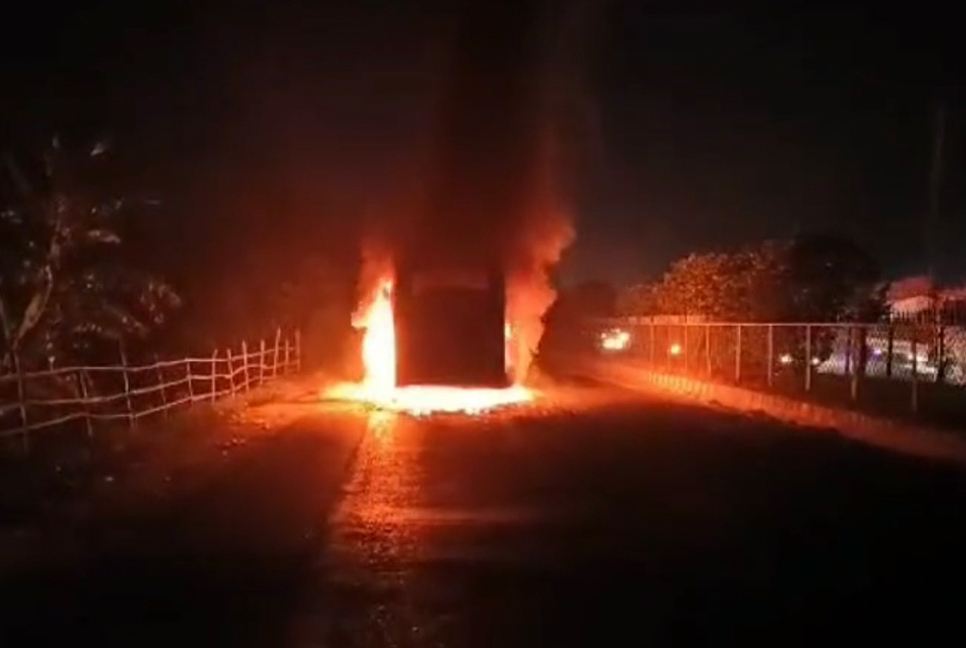 আশুলিয়ায় চলন্ত বাসে আগুন
