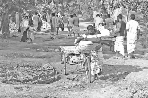 খানাখন্দে চলার অনুপযোগী সড়ক