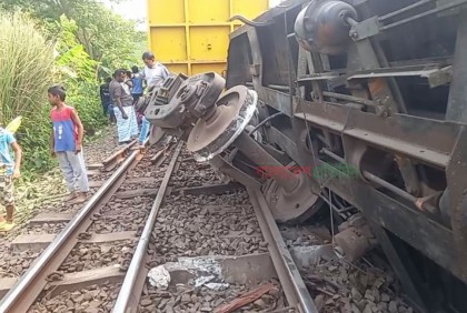 নাটোরে ট্রেন লাইনচ্যুত, উত্তরাঞ্চলের সঙ্গে রেল যোগাযোগ বন্ধ