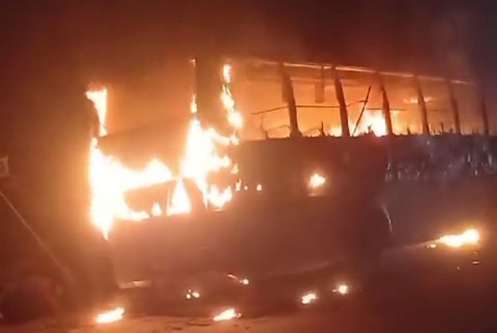 কুষ্টিয়ায় থানার সামনে বাসে আগুন

