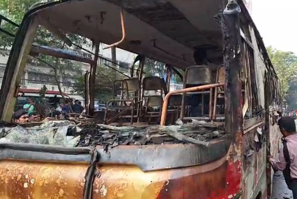 রাজধানীর বিজয়নগরে একটি বাসে আগুন