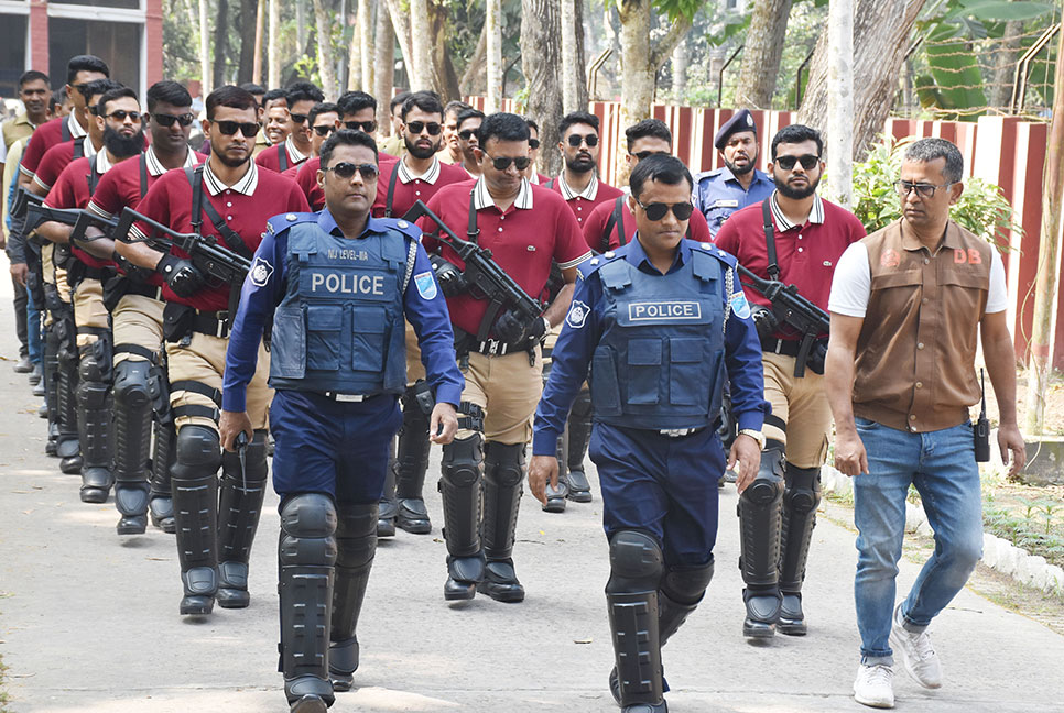 অত্যাধুনিক অস্ত্রে রাজবাড়ী জেলা পুলিশের স্পেশাল টাস্কিং গ্রুপ