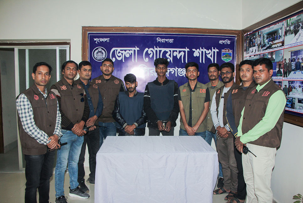 ইজিবাইক ছিনতাইয়ের জন্য চালককে হত্যা, আটক ২


