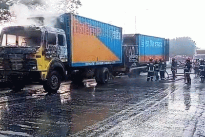 গাজীপুরে দুই কাভার্ডভ্যানে আগুন