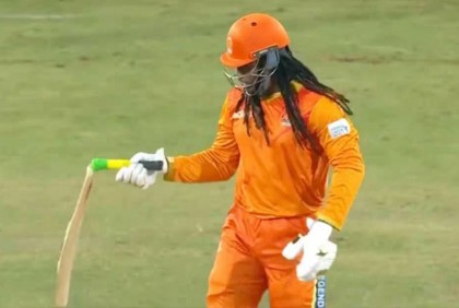 ব্যাট ভাঙলেন গেইল