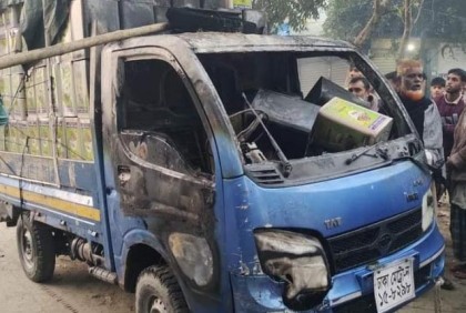 কুলিয়ারচরে পিকআপভ্যানে আগুন
