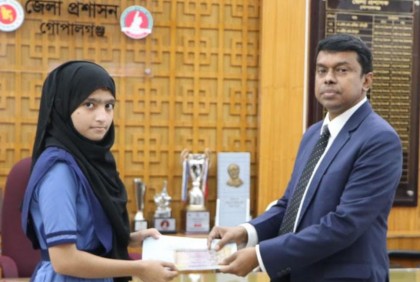 গোপালগঞ্জে ১৩ শিক্ষার্থীকে আর্থিক সহায়তা দিলেন জেলা প্রশাসক