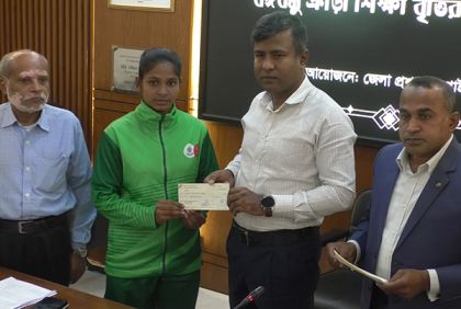 গাইবান্ধায় বঙ্গবন্ধু ক্রীড়া শিক্ষা বৃত্তির চেক বিতরণ
