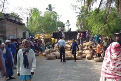মেহেরপুরে ট্রাকের ধাক্কায় নারীসহ আহত আট
