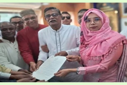 মাদারগঞ্জে আওয়ামী লীগের প্রার্থী মির্জা আজমের পক্ষে মনোনয়নপত্র সংগ্রহ

