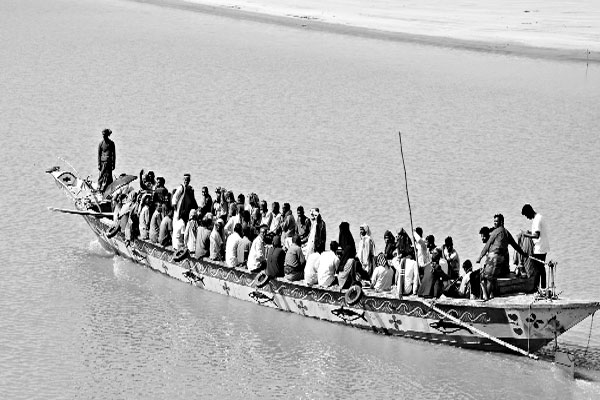 ঝুঁকি নিয়ে পদ্মা পাড়ি