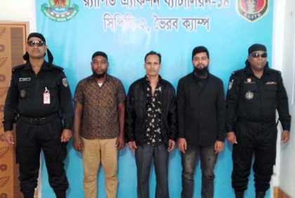 ভারতীয় পণ্যসহ তিনজন গ্রেফতার, বাস জব্দ