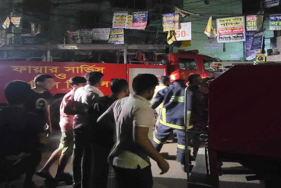 রাজধানীর মৌচাকে বহুতল ভবনে অগ্নিকাণ্ড