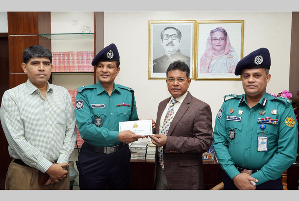 নাশকতাকারীকে আটক করায় পুরস্কার দিলেন ডিএমপি কমিশনার

