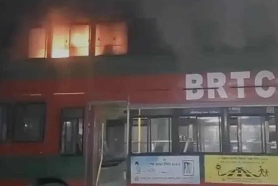 উত্তরায় বিআরটিসির বাসে আগুন দিল দুর্বৃত্তরা