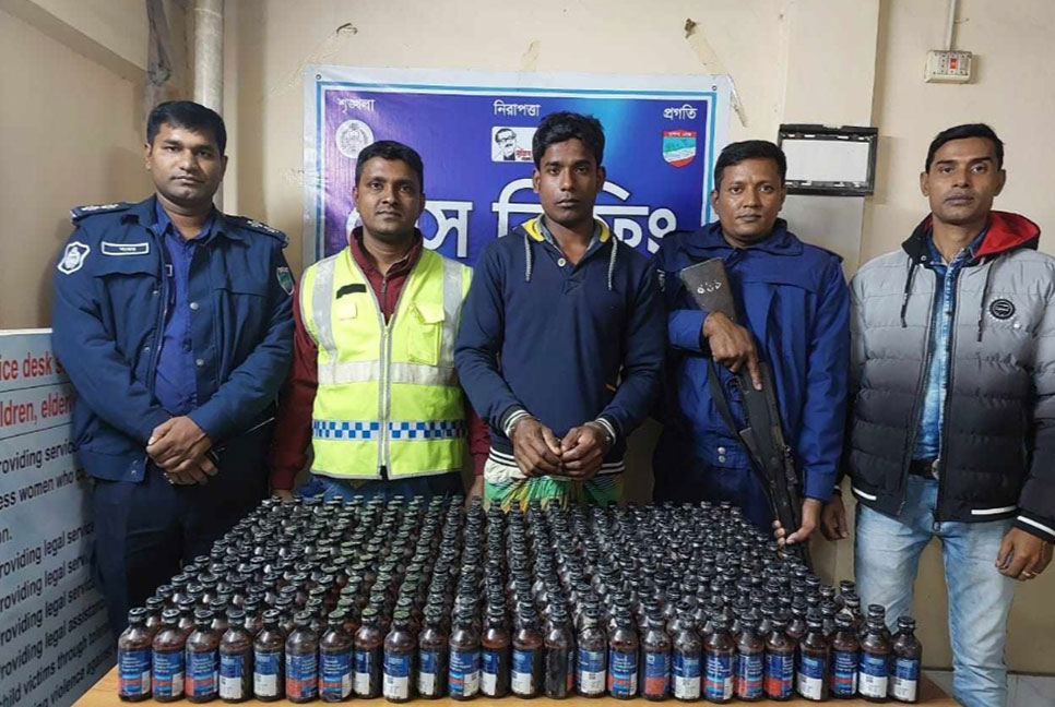 বেনাপোলে ফেনসিডিলসহ আটক ১