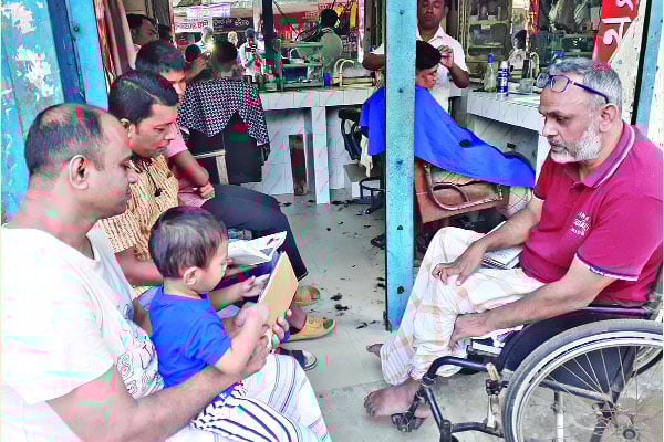 হুইল চেয়ারে বসেই বই নিয়ে ছোটেন তিনি