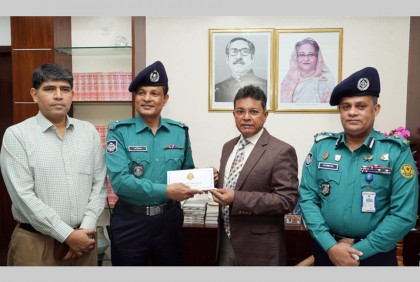 নাশকতাকারীকে আটক করায় পুরস্কার দিলেন ডিএমপি কমিশনার

