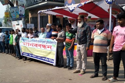 জন্ম তারিখ সংশোধনের দাবিতে পেশাদার চালকদের মানববন্ধন