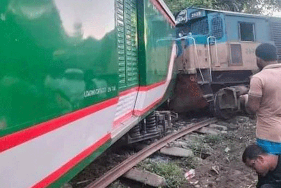 প্রায় ১৫ ঘণ্টা পর কিশোরগঞ্জ এক্সপ্রেস ট্রেনের ইঞ্জিন-বগি উদ্ধার 