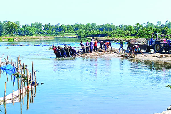 পাথর উত্তোলনে বিলীন হচ্ছে তেঁতুলিয়ার ডাহুক নদ