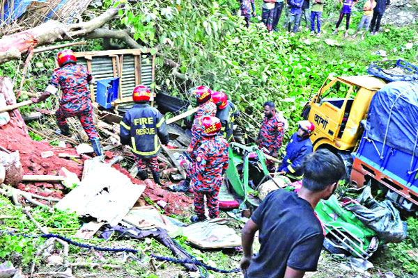 কলেজছাত্রীসহ পরিবারের চারজন নিহত