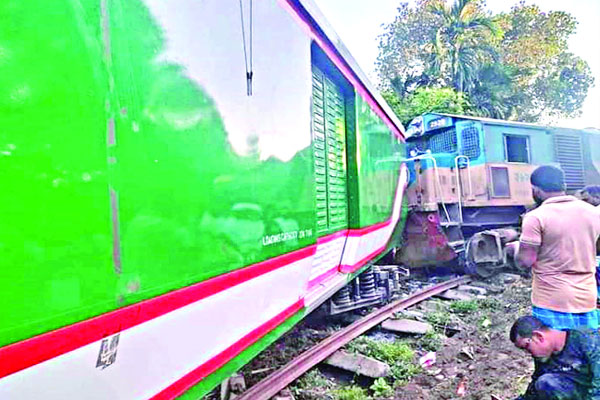 লাইনচ্যুত ট্রেন