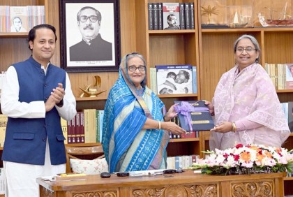 প্রধানমন্ত্রীর হাতে এইচএসসির ফলাফল হস্তান্তর