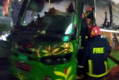 যাত্রাবাড়ীতে বাসে আগুন