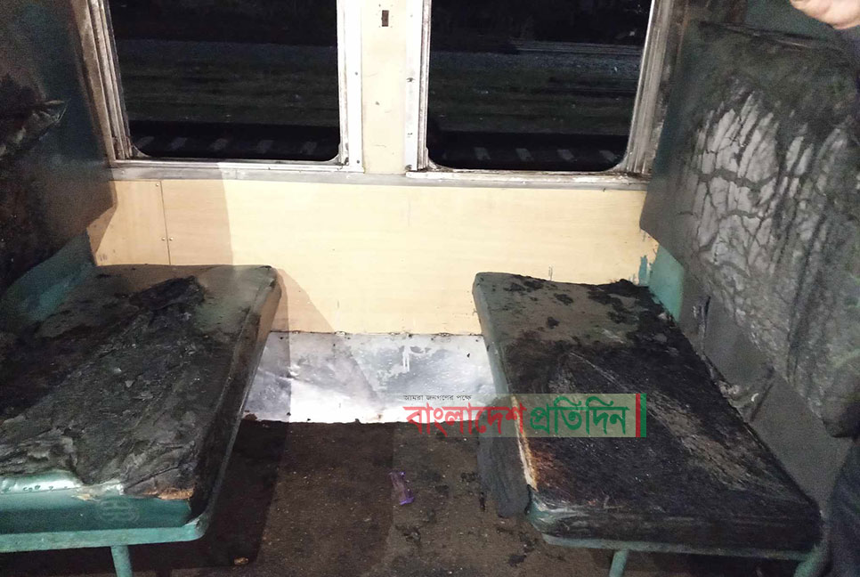 পাবনায় ট্রেনে আগুন দিয়েছে দুর্বৃত্তরা