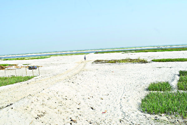 মৌসুম না আসতেই পানিশূন্য তিস্তা