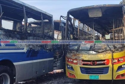 নাটোরে ৩টি বাসে আগুন 