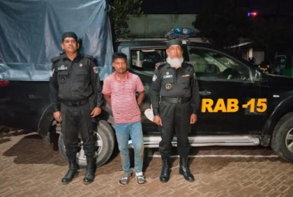 টেকনাফে র‌্যাবের অভিযানে বিদেশী মদসহ আটক ১