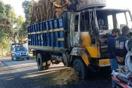 দিনাজপুরে ধানবাহী ট্রাকে দুর্বৃত্তের আগুন