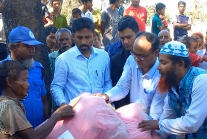 ঠাকুরগাঁওয়ে অগ্নিকাণ্ডে ক্ষতিগ্রস্ত পরিবারের মাঝে অনুদান