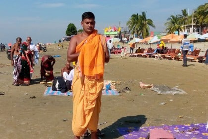 কুয়াকাটায় পুণ্যার্থীদের পুণ্যস্নান 