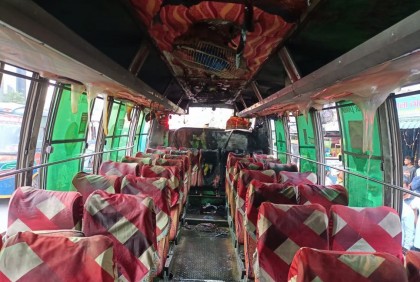 শ্যামলীতে বাসে আগুন
