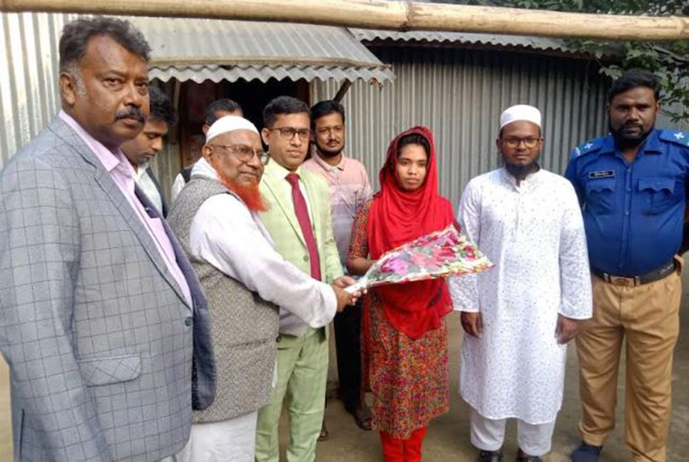 চা বিক্রেতা স্মৃতির পড়ালেখার দায়িত্ব নিলেন বোয়ালমারীর ইউএনও