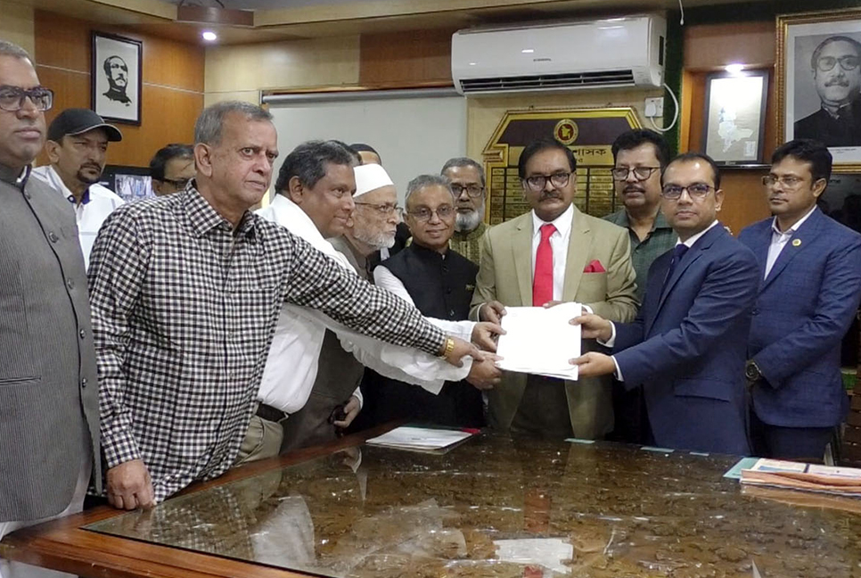 মনোনয়নপত্র জমা দিলেন সাবেক মুখ্য সচিব আবুল কালাম আজাদ