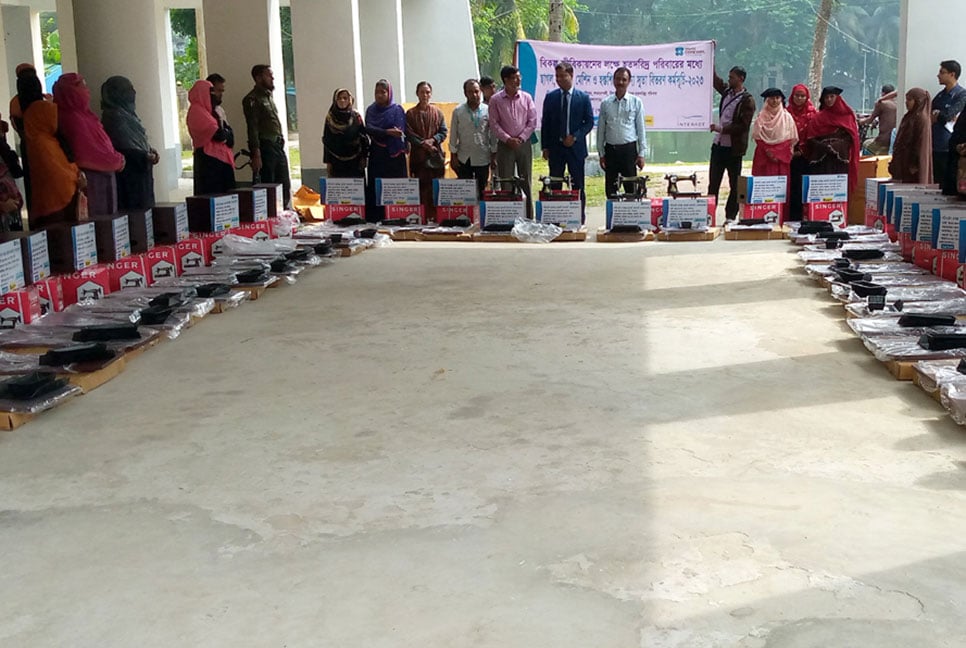 কলাপাড়ায় ৪০ জন নারী পেলেন সেলাই মেশিন