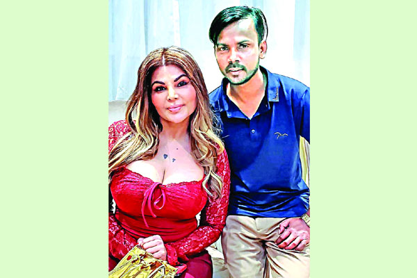 বলিউডের ছবিতে রাখির নায়ক হিরো আলম