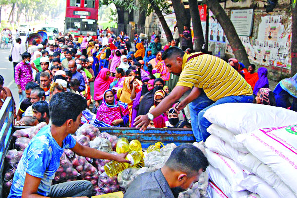 ন্যায্যমূল্যের পণ্য কিনছেন মানুষ