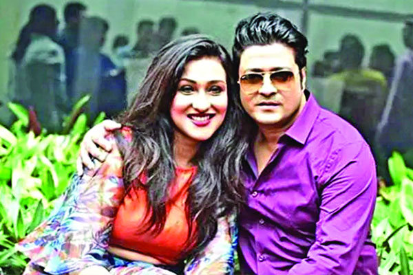 ফেরদৌসের জন্য ঢাকায় ঋতুপর্ণা!