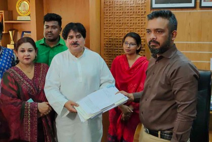 নারায়ণগঞ্জ-৩ আসনে মনোনয়নপত্র জমা দিলেন লিয়াকত হোসেন খোকা