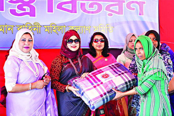 দরিদ্র ও শীতার্ত মানুষের মাঝে শীতবস্ত্র বিতরণ
