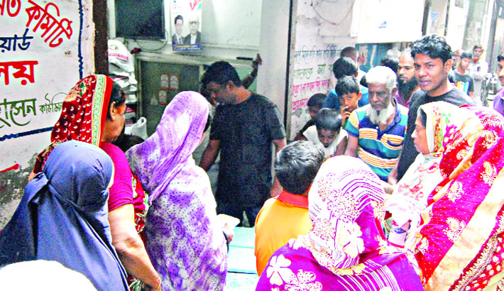 টিসিবির ফ্যামিলি কার্ড দিয়ে ন্যায্যমূল্যের পণ্য কিনছে মানুষ